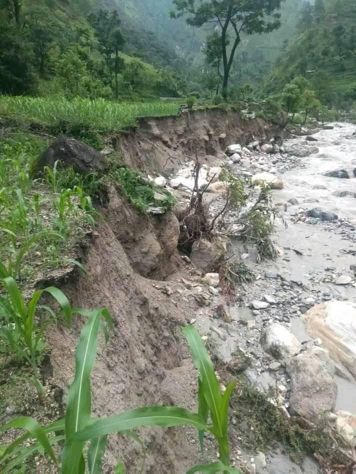 बैतडीमा गण्न्नीगाड खोलाले जमीन कटान गर्दै 